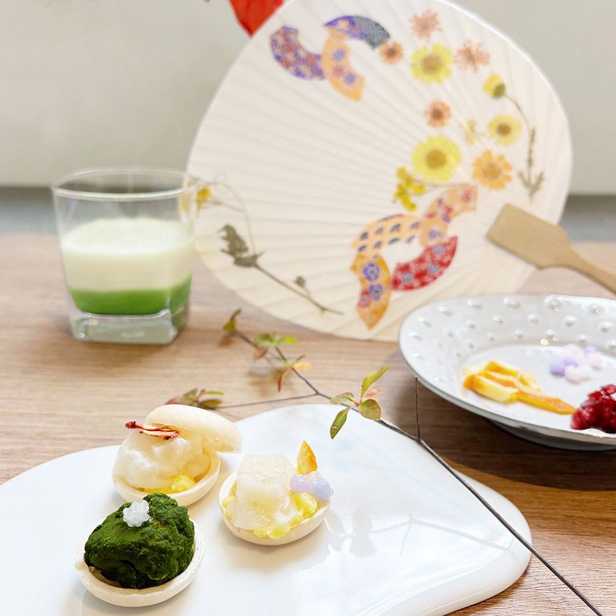 Fabrication d'éventails Uchiwa avec Matcha Latte et douceurs japonaises