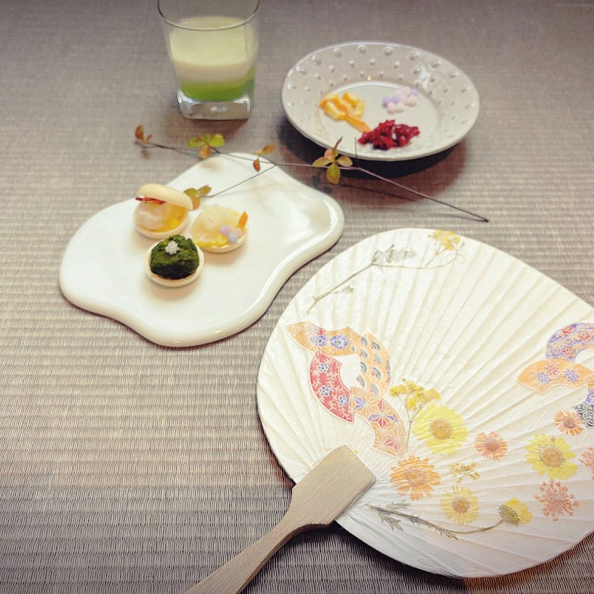 Fabrication d'éventails Uchiwa avec Matcha Latte et douceurs japonaises