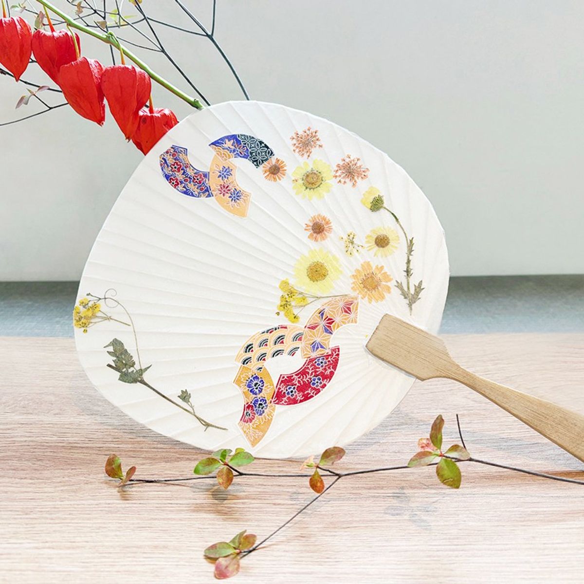 Fabrication d'éventails Uchiwa avec Matcha Latte et douceurs japonaises