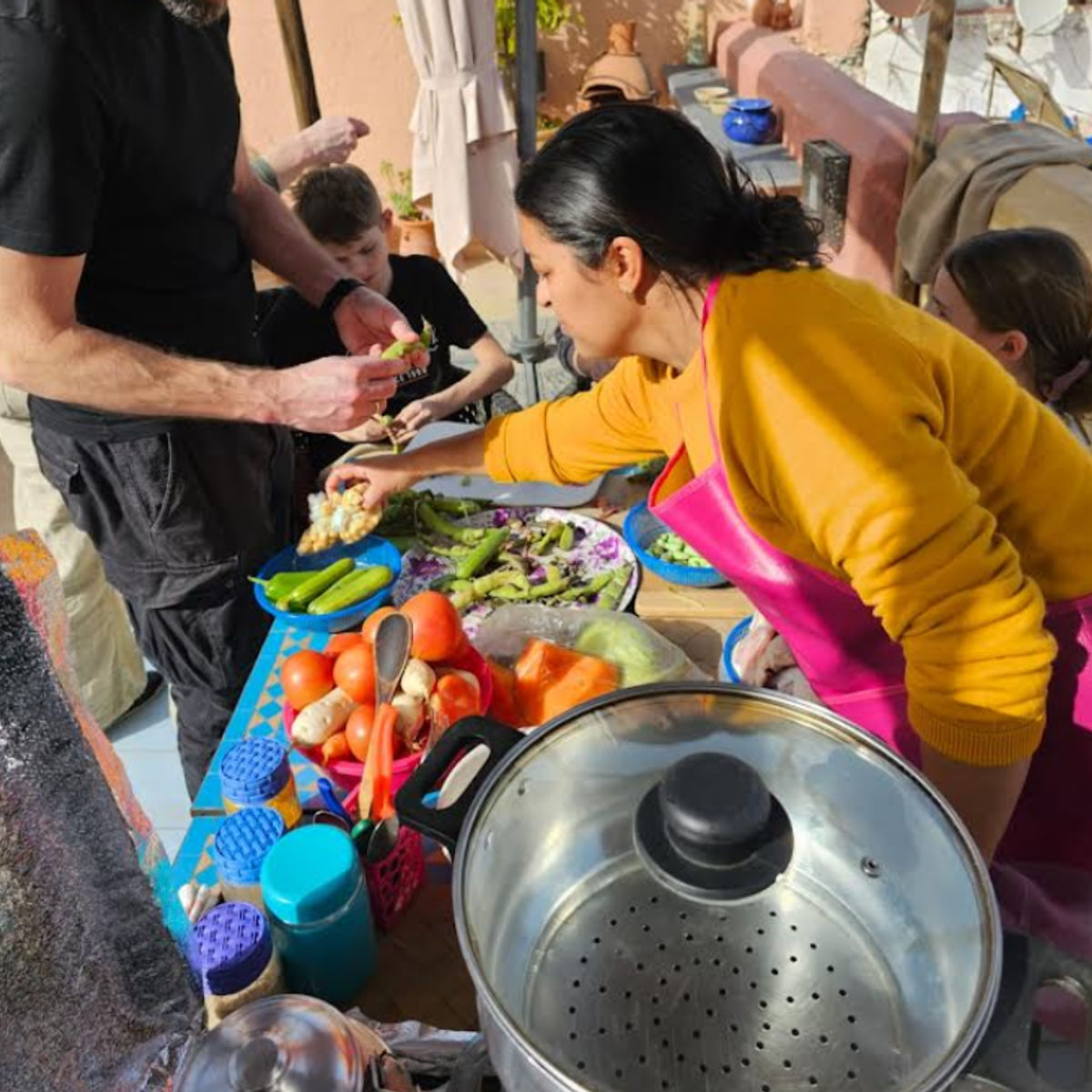 Kochen auf dem Dach mit Panoramablick auf die Medina mit meiner Großmutter