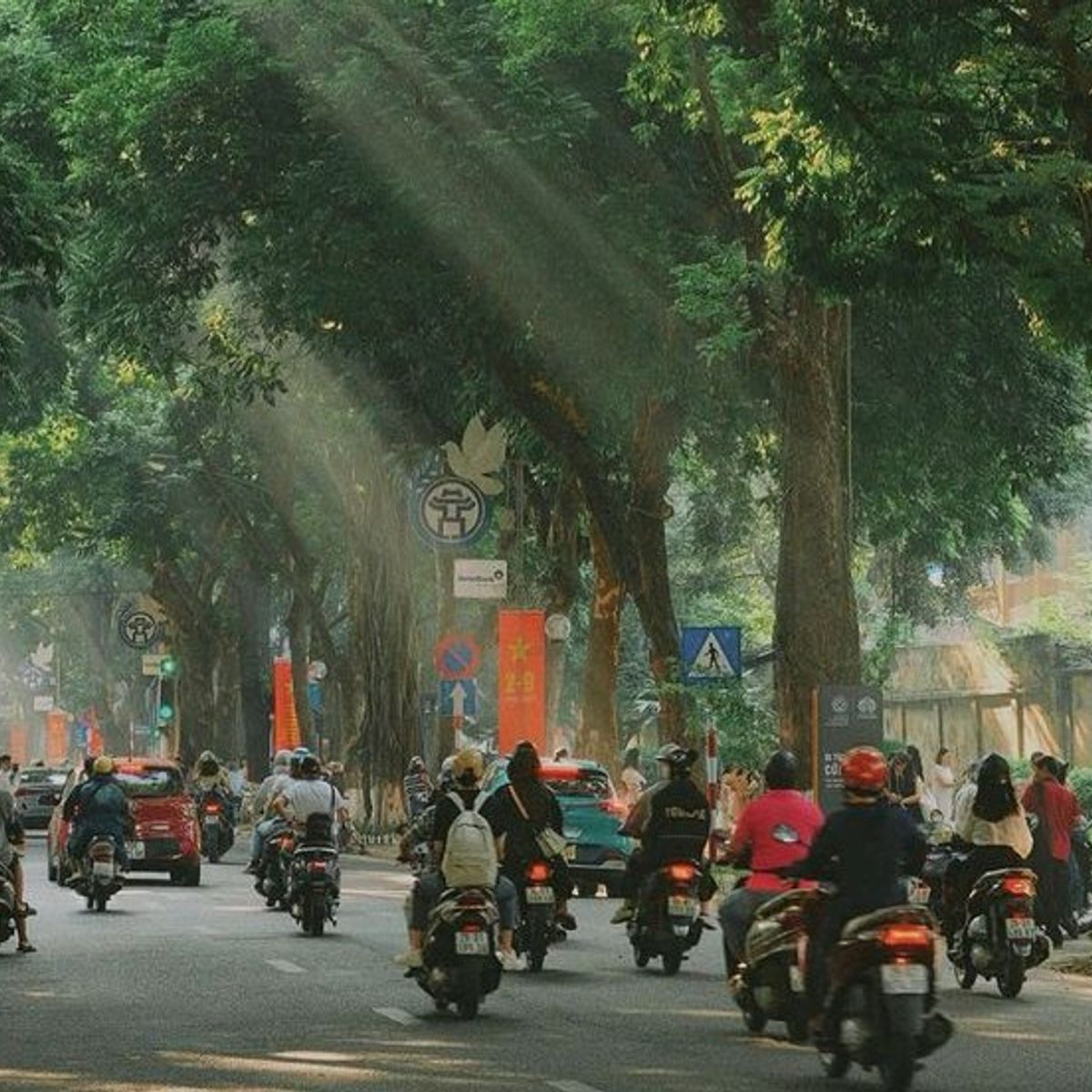 Hanoi by Night: Food, Culture and Flag Ceremony Experience