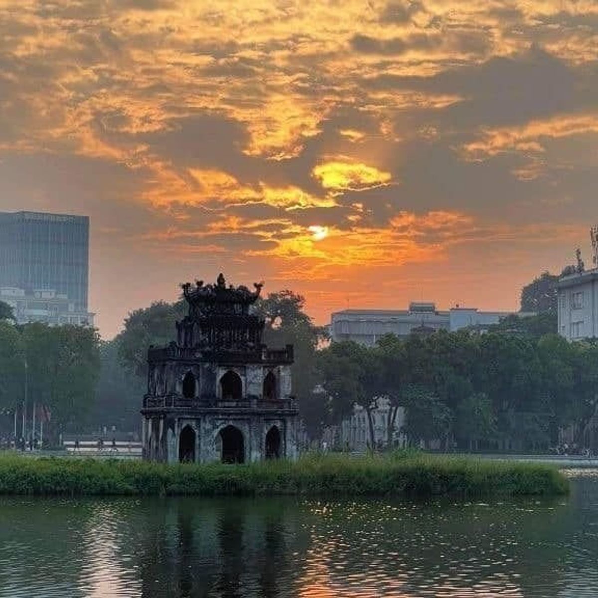 Hanoi by Night: Food, Culture and Flag Ceremony Experience