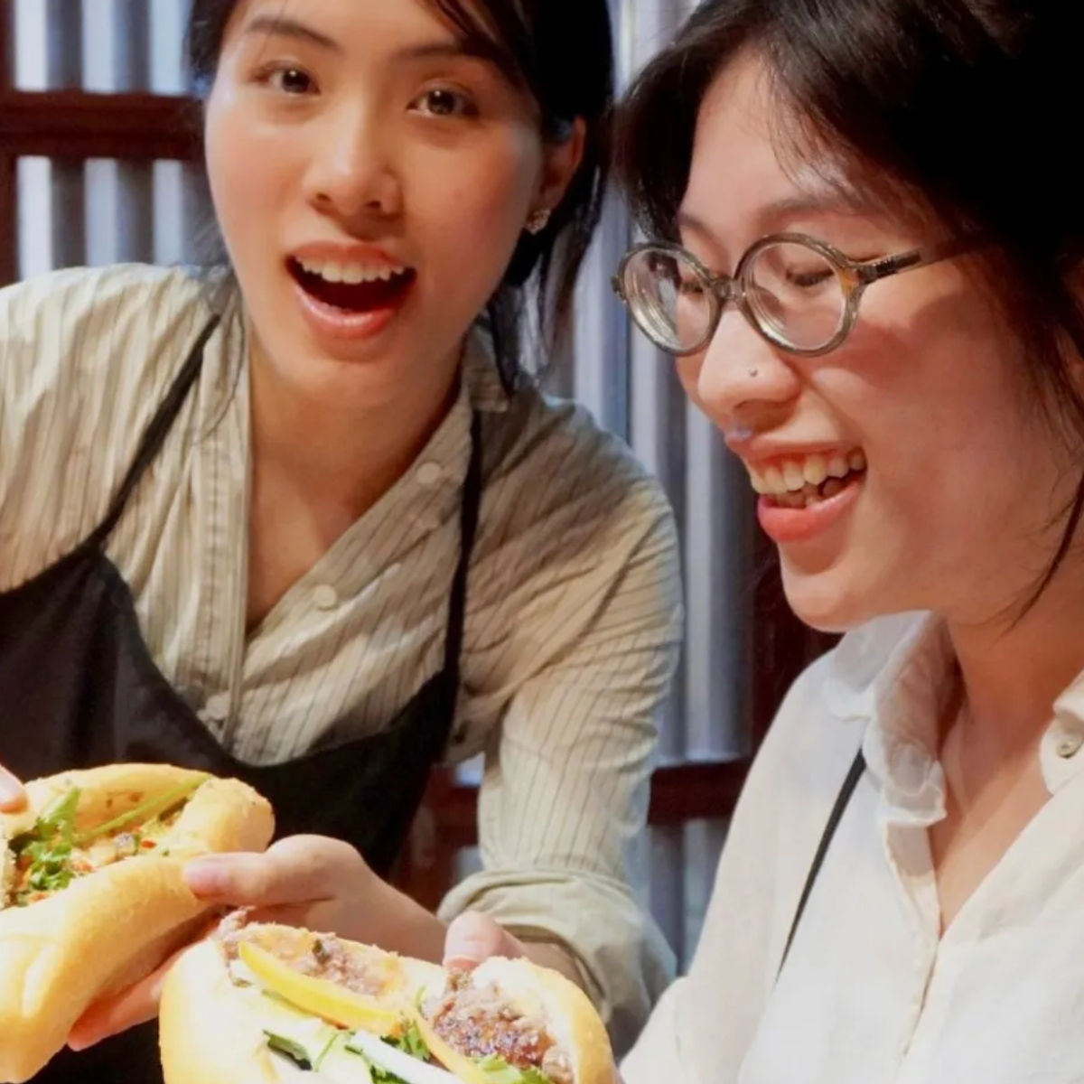 Clase de Bánh Mì Vegano en Hanoi: Elabora 5 rellenos tradicionales y disfruta de té verde o café.