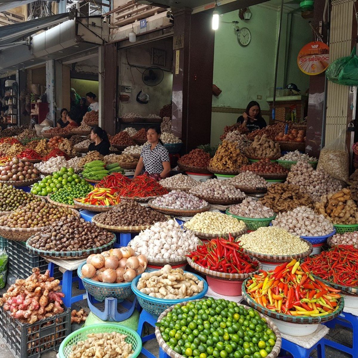 Hoang's Cooking Class with Local Market Tour