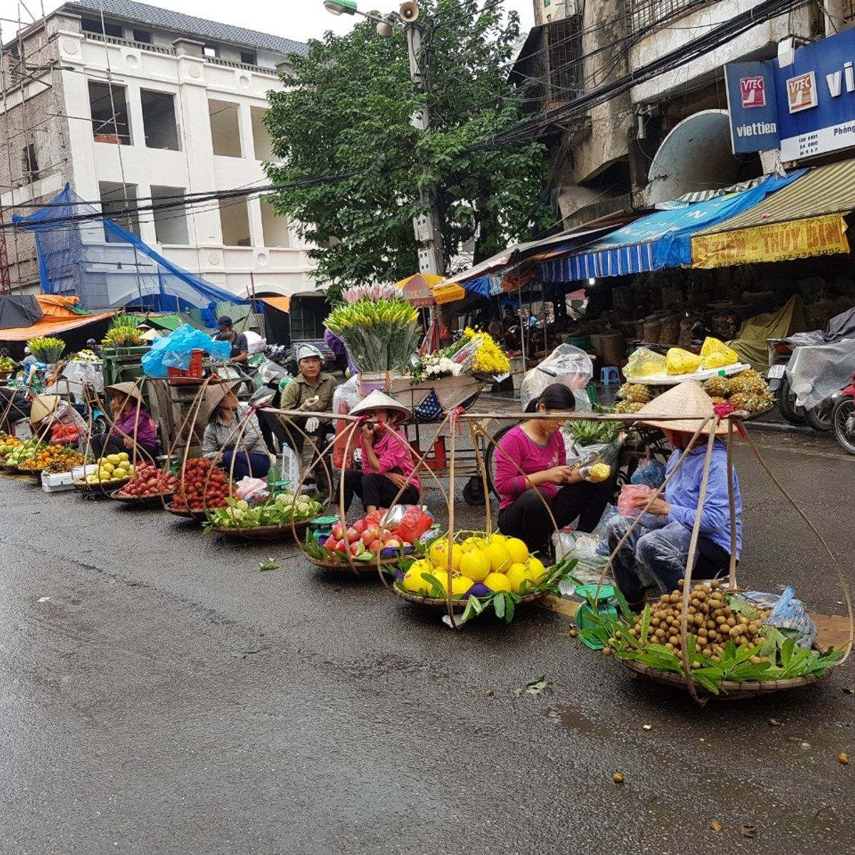 Hoang's Cooking Class with Local Market Tour