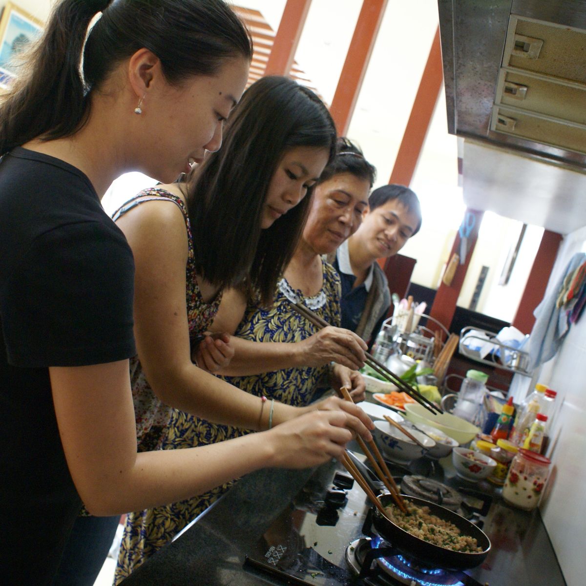 Vietnamese Home Cooking Expert with Market Tour and Boat Trip to Hoai River