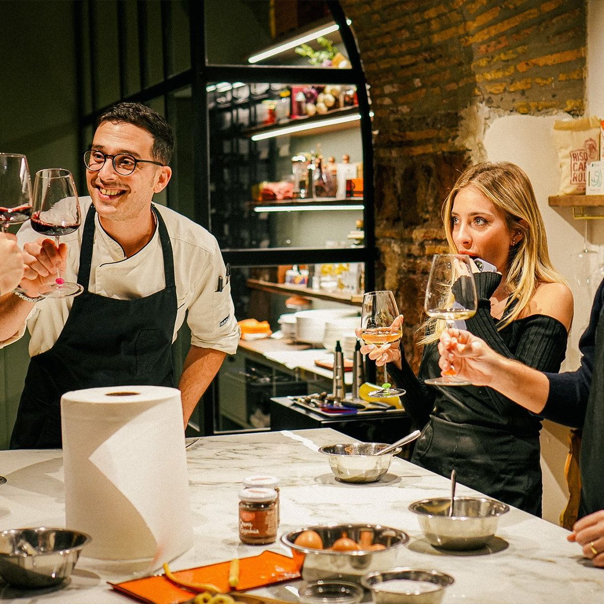 Hausgemachte Pasta & Tiramisu-Kurs mit unbegrenztem Wein vom Colosseum