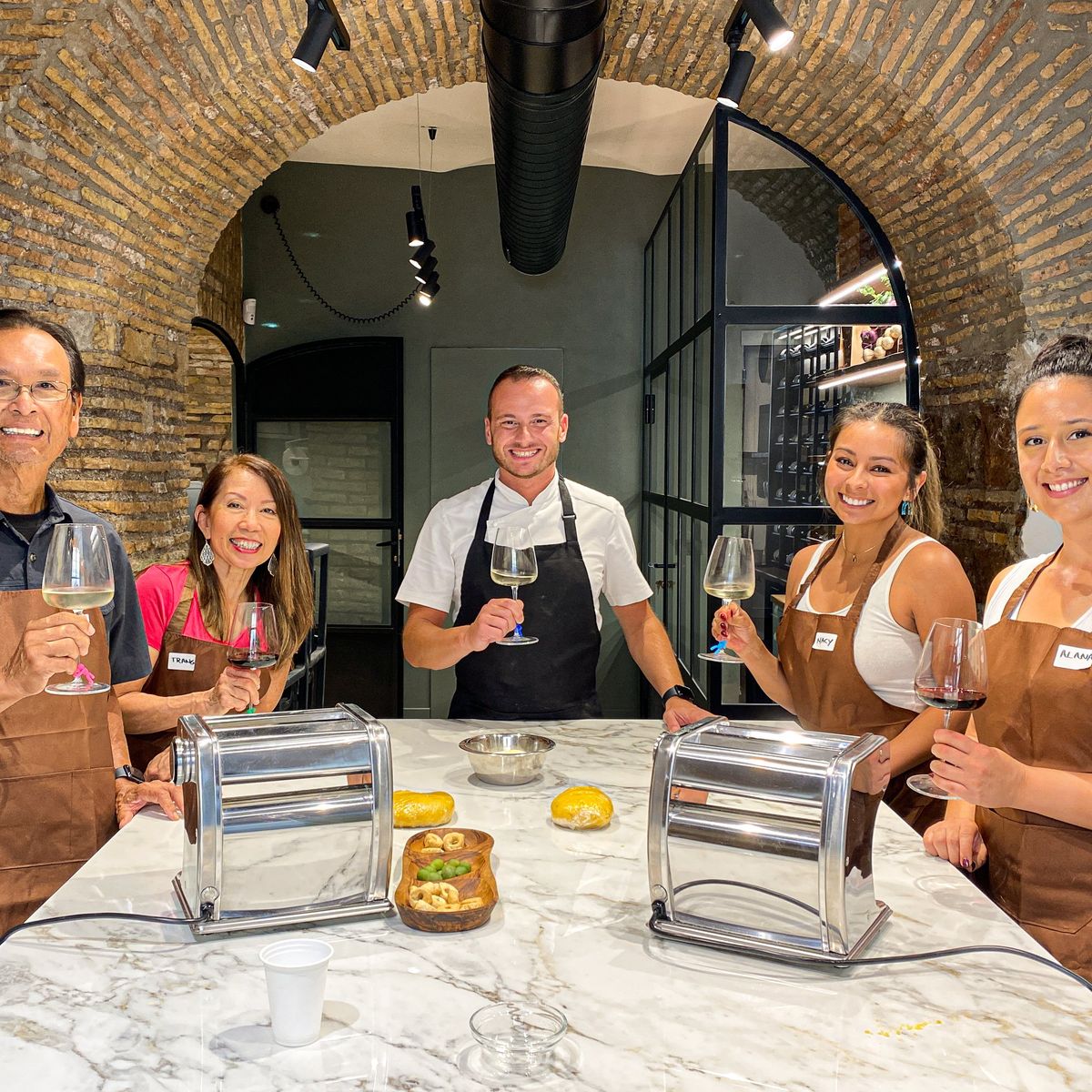 Hausgemachte Pasta & Tiramisu-Kurs mit unbegrenztem Wein vom Colosseum