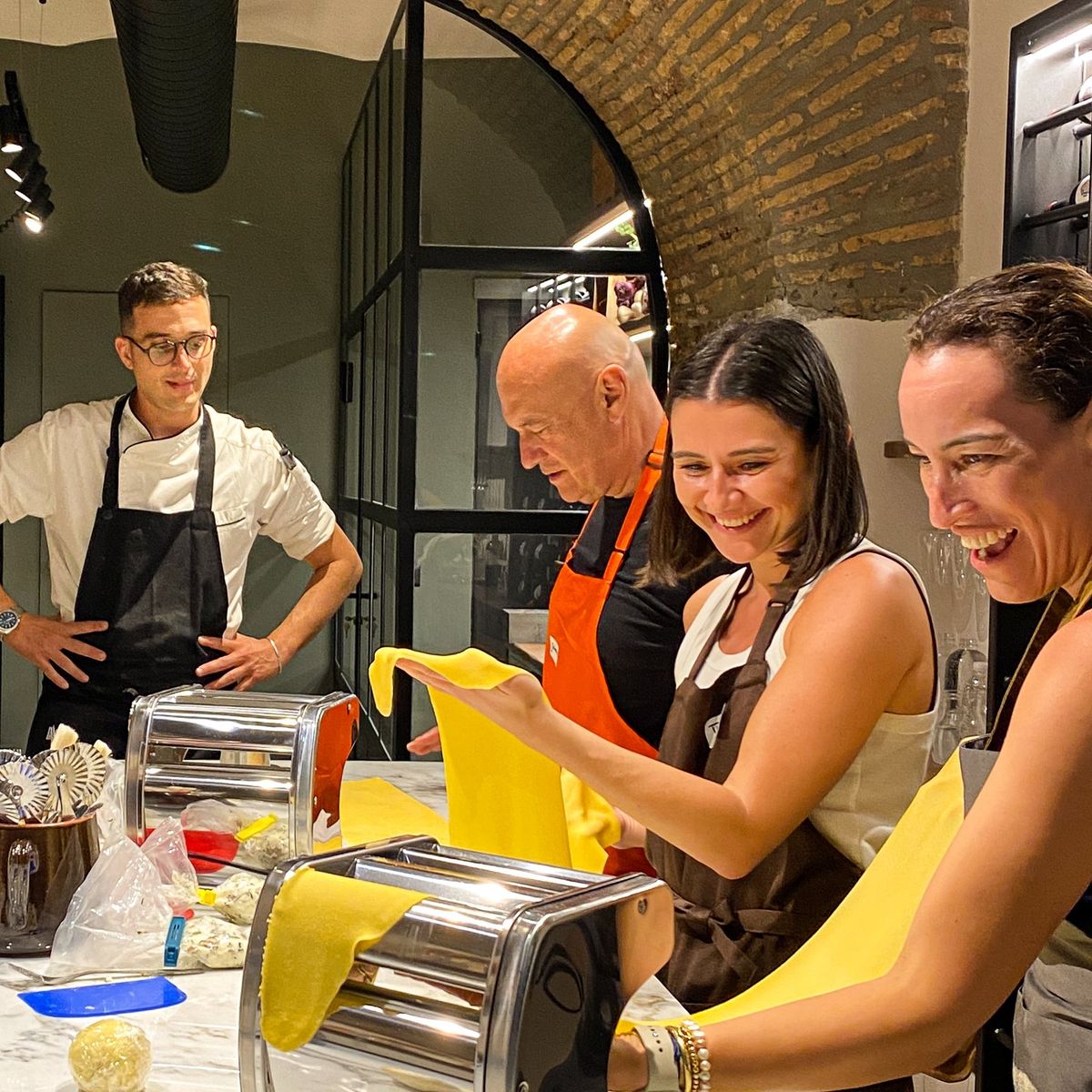 Hausgemachte Pasta & Tiramisu-Kurs mit unbegrenztem Wein vom Colosseum