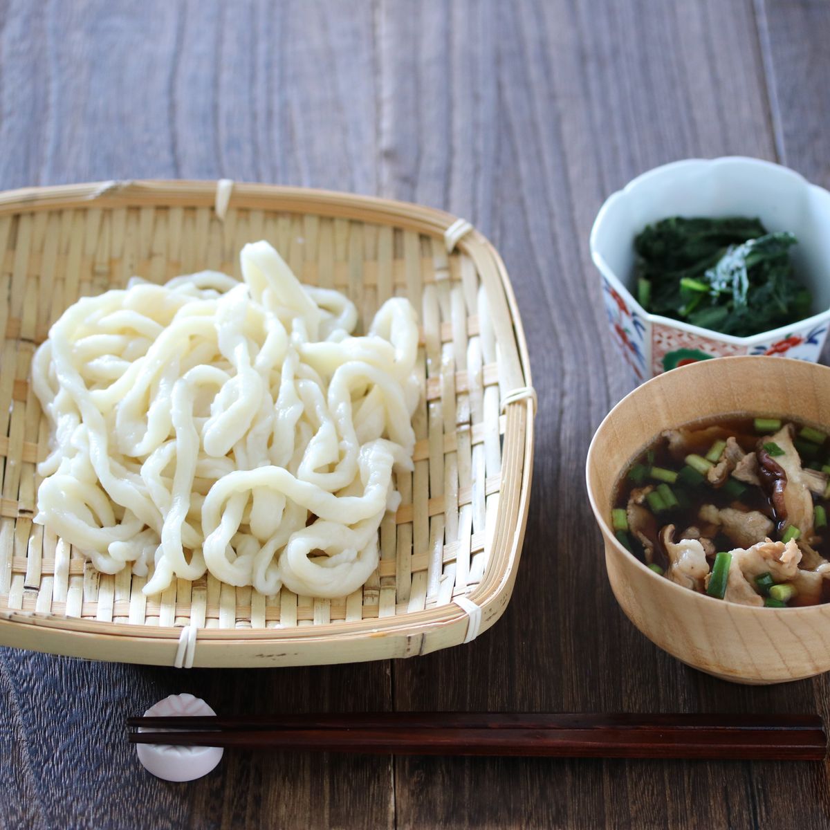 Cours de cuisine japonaise maison : dashi et nouilles udon, avec un professeur expérimenté.