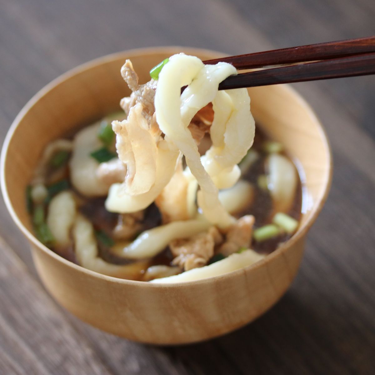 Cours de cuisine japonaise maison : dashi et nouilles udon, avec un professeur expérimenté.