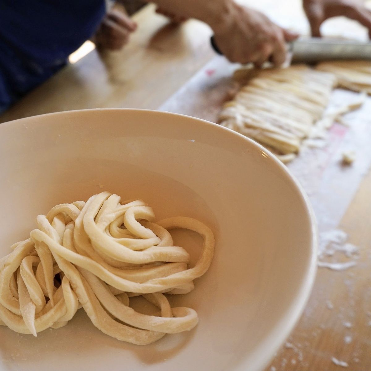 Cours de cuisine japonaise maison : dashi et nouilles udon, avec un professeur expérimenté.