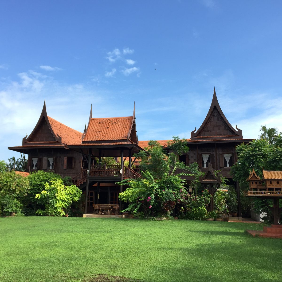 Une nuit dans une maison traditionnelle thaïlandaise avec cours de cuisine, croisière sur les canaux et découverte du...