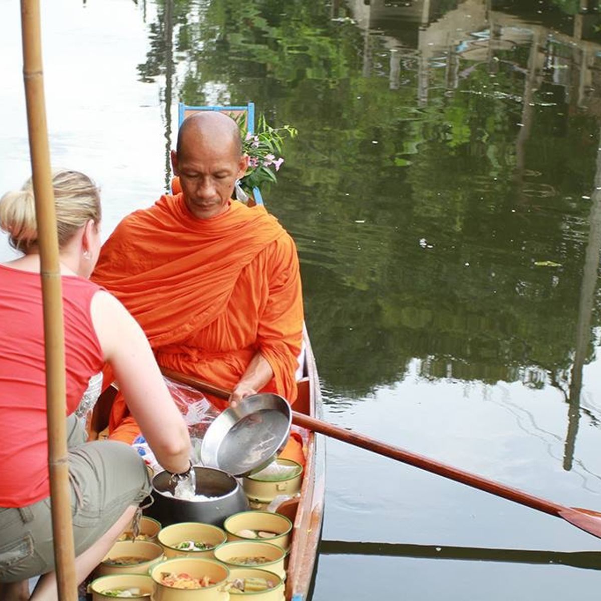 Une nuit dans une maison traditionnelle thaïlandaise avec cours de cuisine, croisière sur les canaux et découverte du...