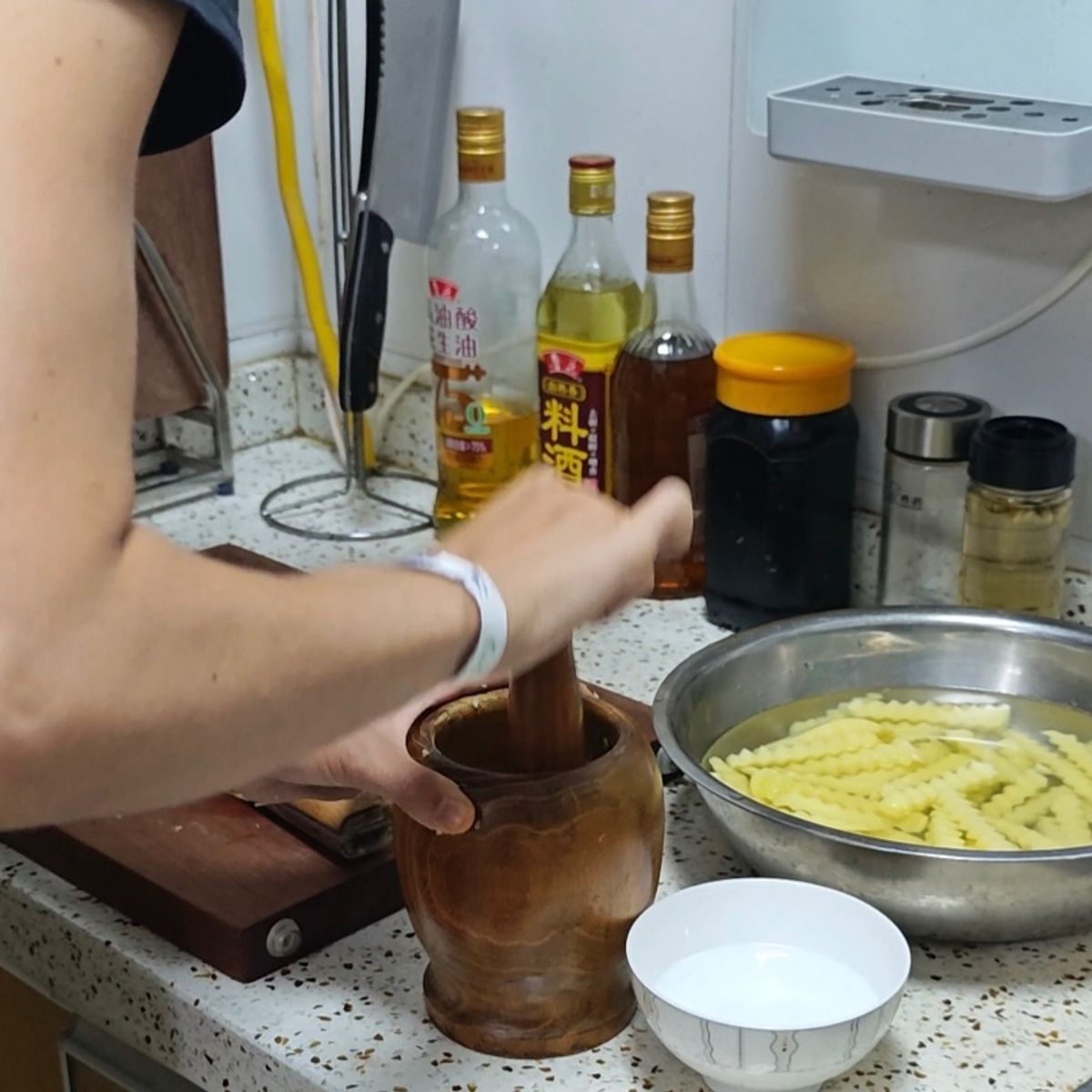 Learn Cold Noodle And Wolf-Tooth Potato At Local House