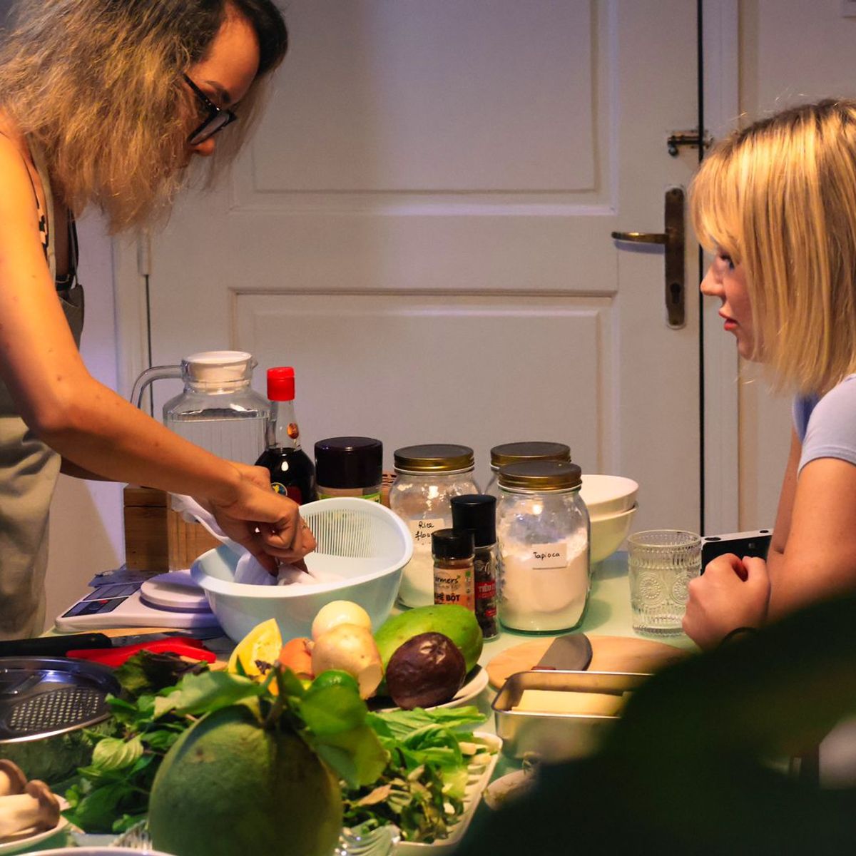 Apprenez à cuisiner des plats vietnamiens et dînez avec les locaux.