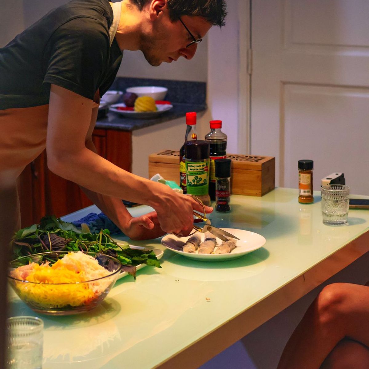 Apprenez à cuisiner des plats vietnamiens et dînez avec les locaux.