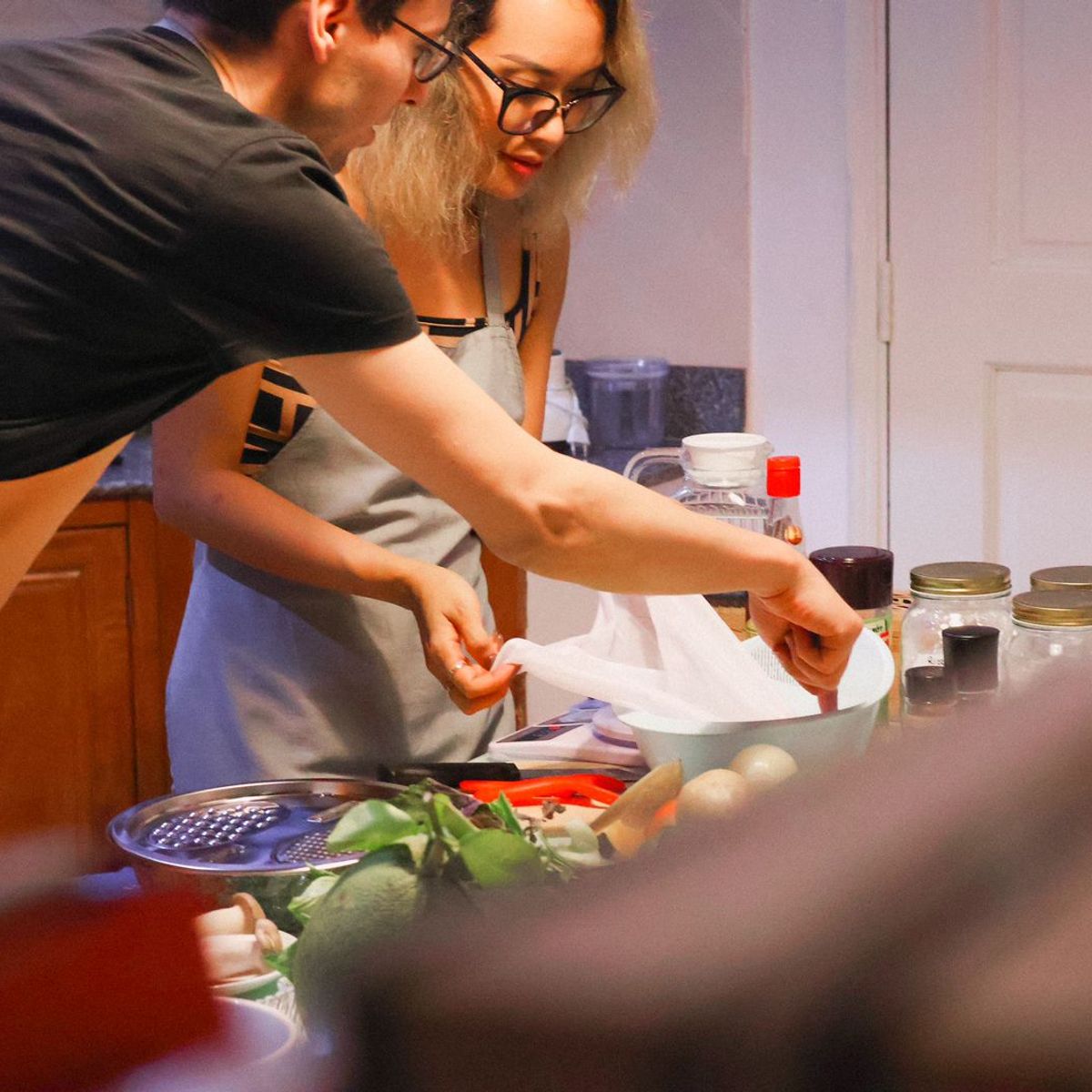 Apprenez à cuisiner des plats vietnamiens et dînez avec les locaux.