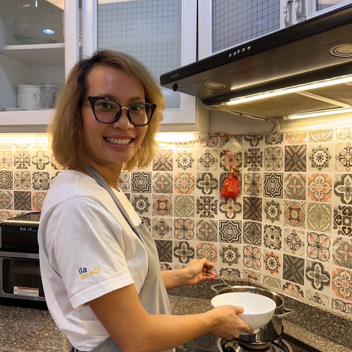 Apprenez à cuisiner des plats vietnamiens et dînez avec les locaux.