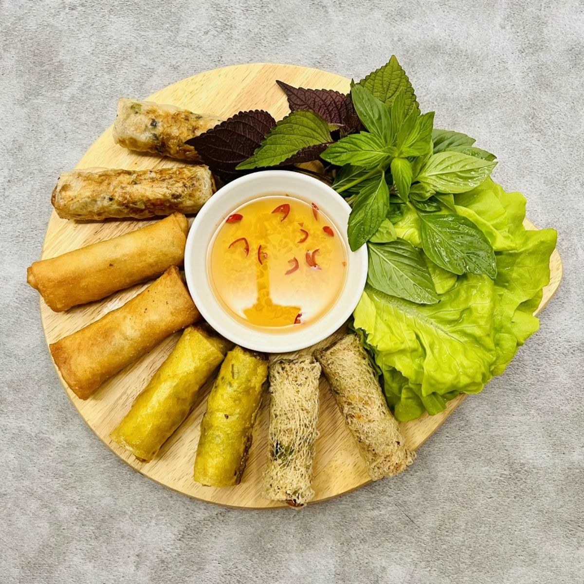Apprenez à cuisiner des plats vietnamiens et dînez avec les locaux.