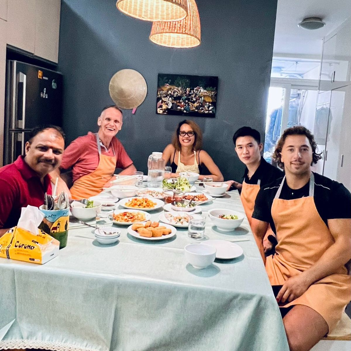 Apprenez à cuisiner des plats vietnamiens et dînez avec les locaux.