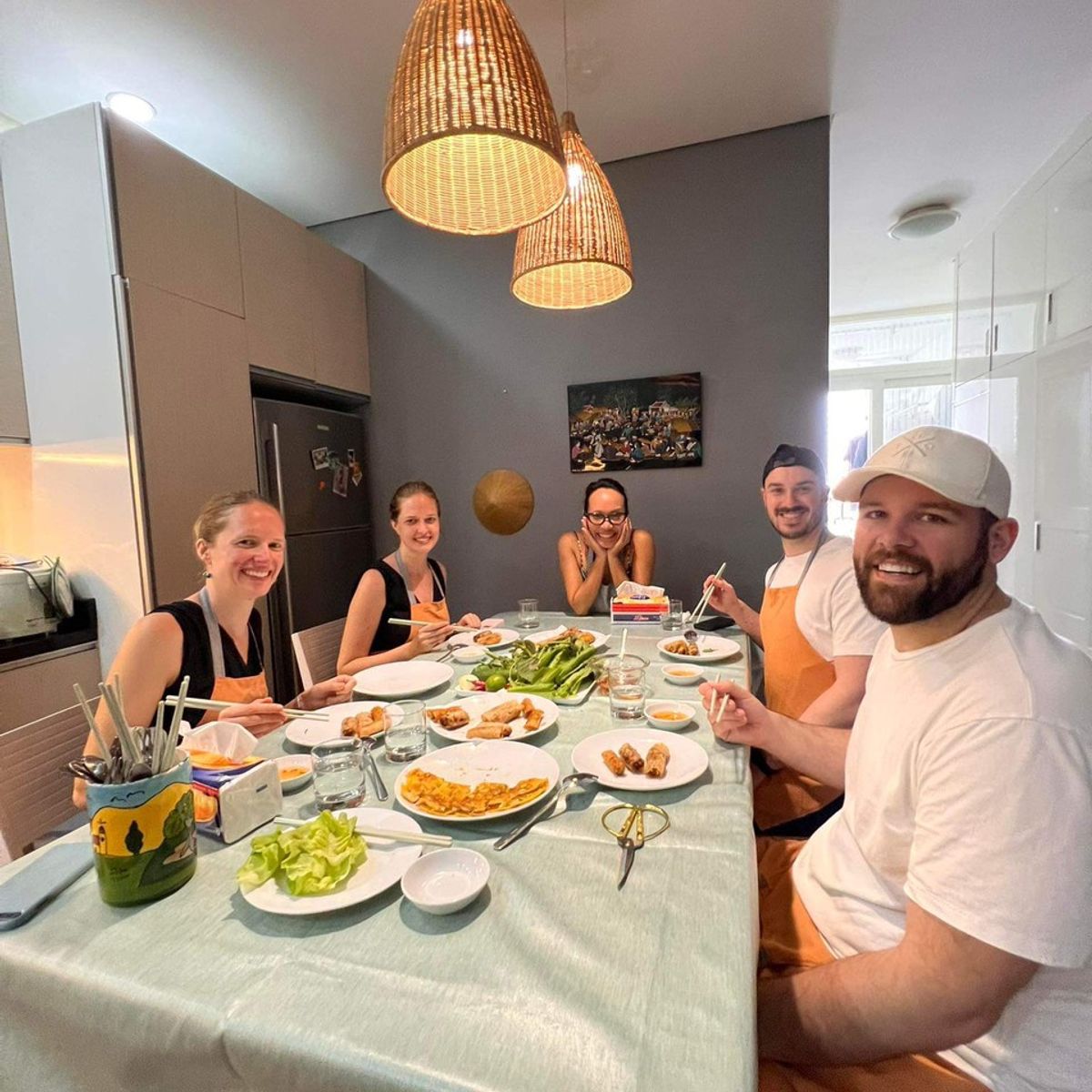 Apprenez à cuisiner des plats vietnamiens et dînez avec les locaux.