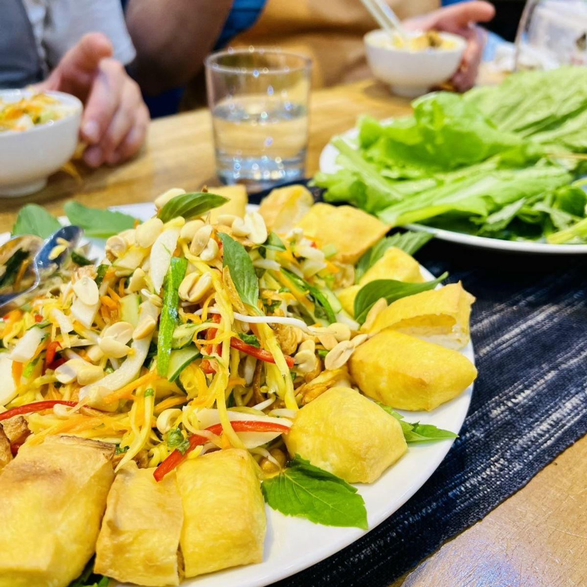 Apprenez à cuisiner des plats vietnamiens et dînez avec les locaux.