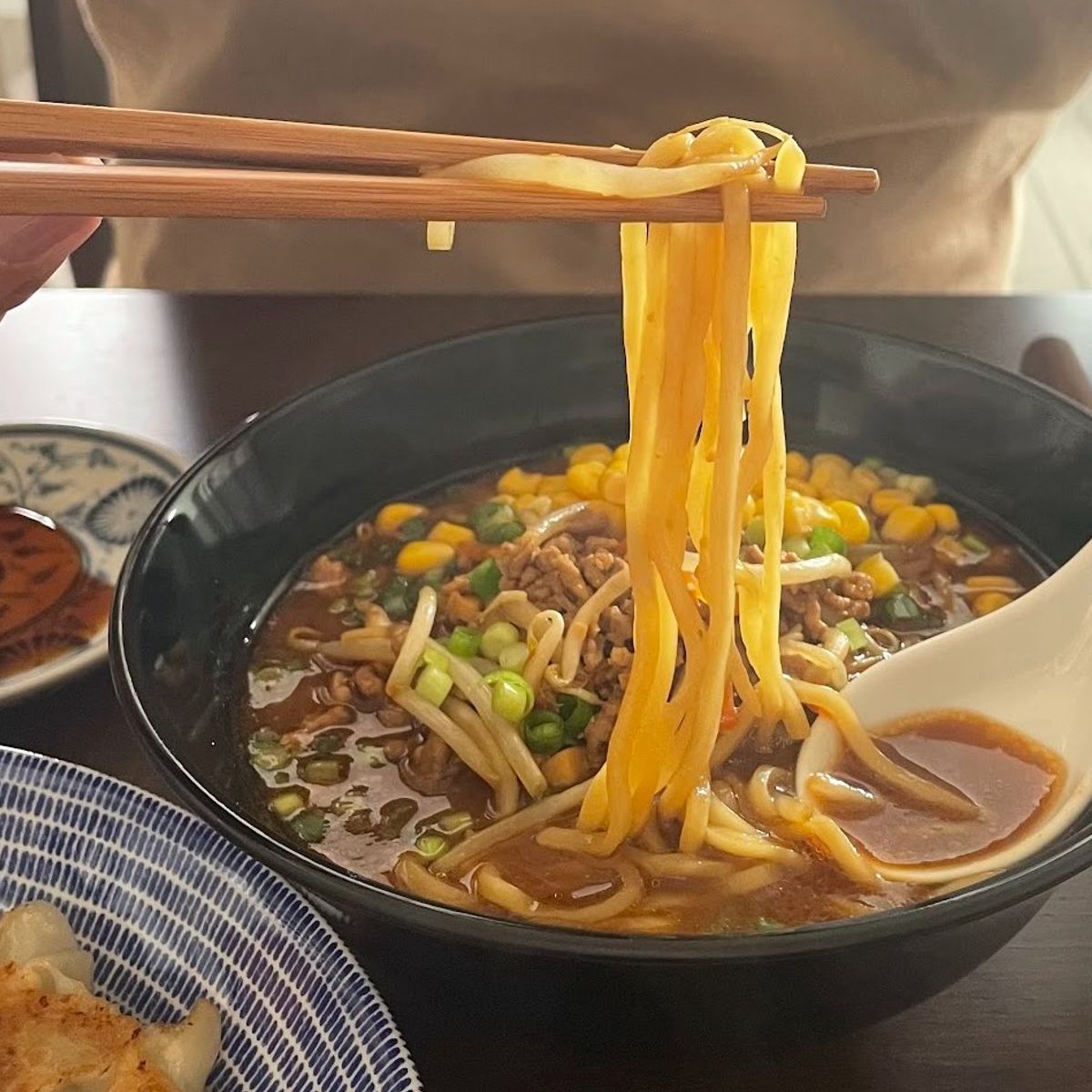 Erleben Sie die japanische Küche: Leckeres Miso-Ramen und knusprige Gyoza – ein Kochkurs