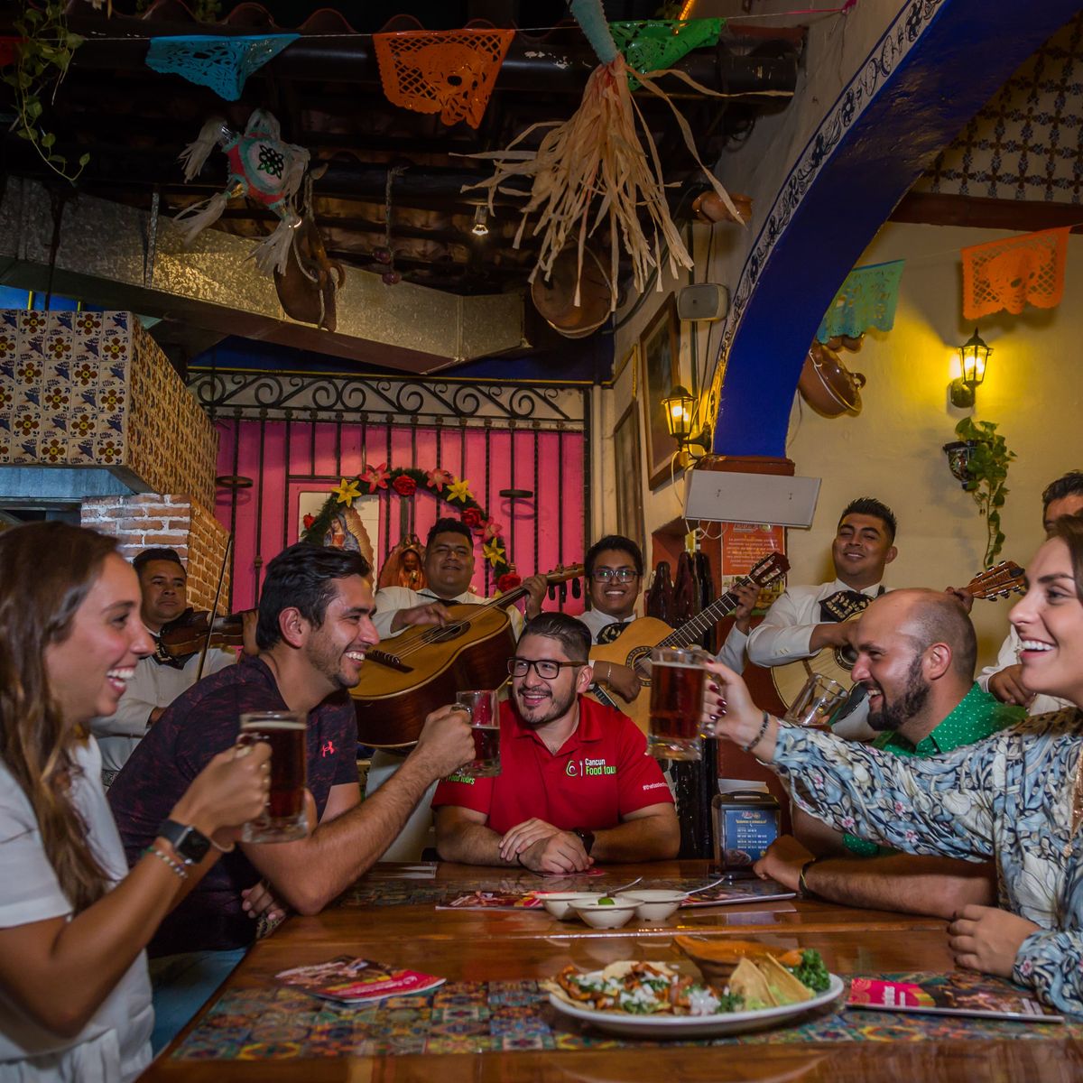 Circuit tacos et bières à Cancún avec spectacle de mariachis et visite du marché nocturne