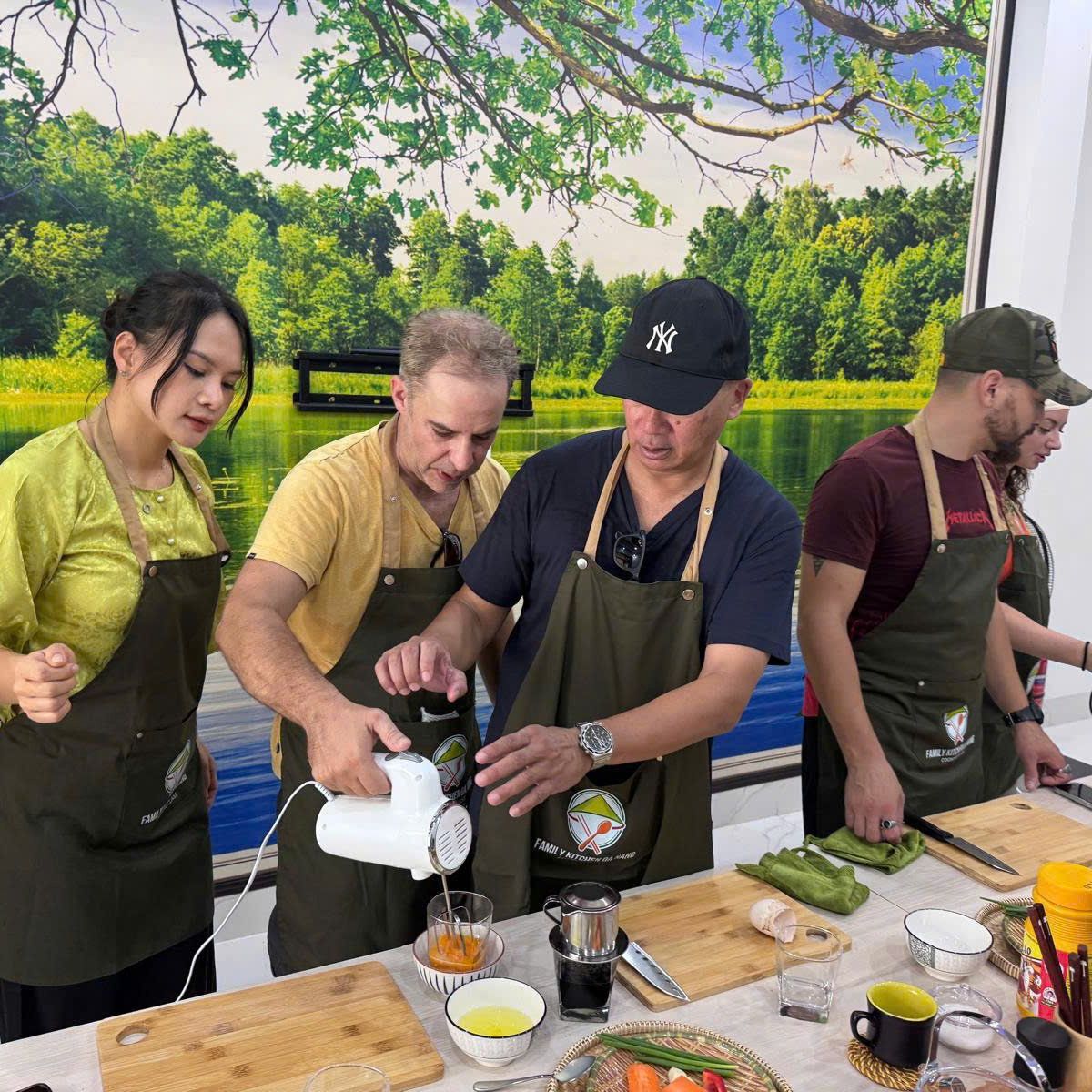Da Nang Local's Home Cooking Class with Market Tour