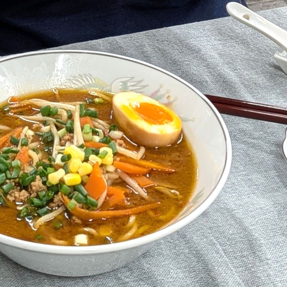 Maak authentieke miso ramen met verse groenten.