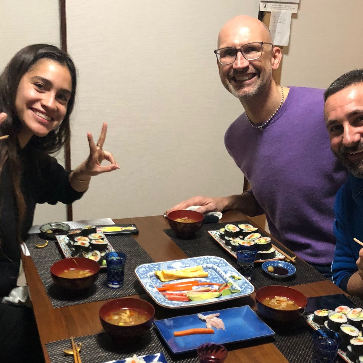 Praktischer Kurs zur Zubereitung von gerolltem Sushi und Sake-Verkostung