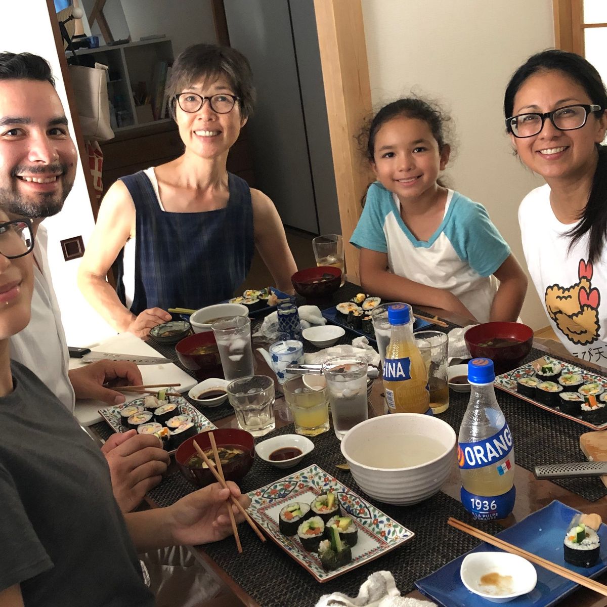 Praktischer Kurs zur Zubereitung von gerolltem Sushi und Sake-Verkostung