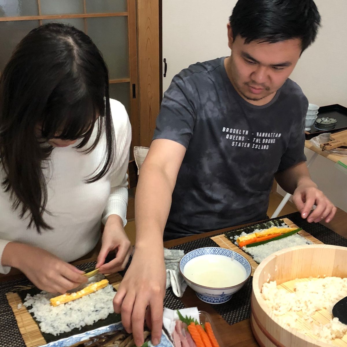 Praktischer Kurs zur Zubereitung von gerolltem Sushi und Sake-Verkostung