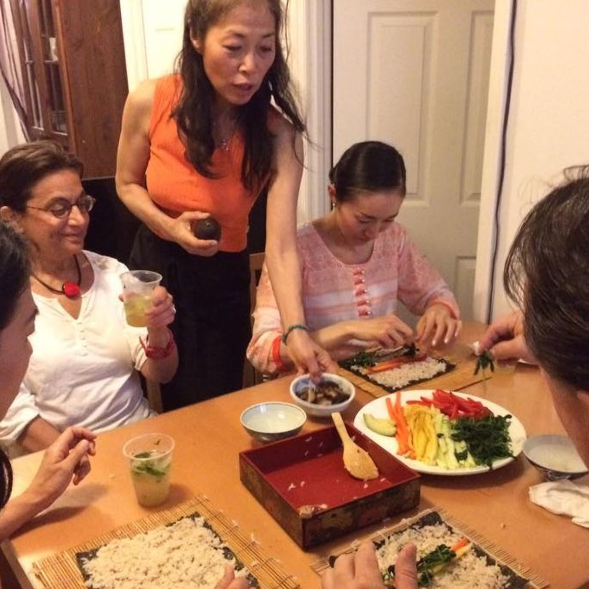 Praktischer Kurs zur Zubereitung von gerolltem Sushi und Sake-Verkostung