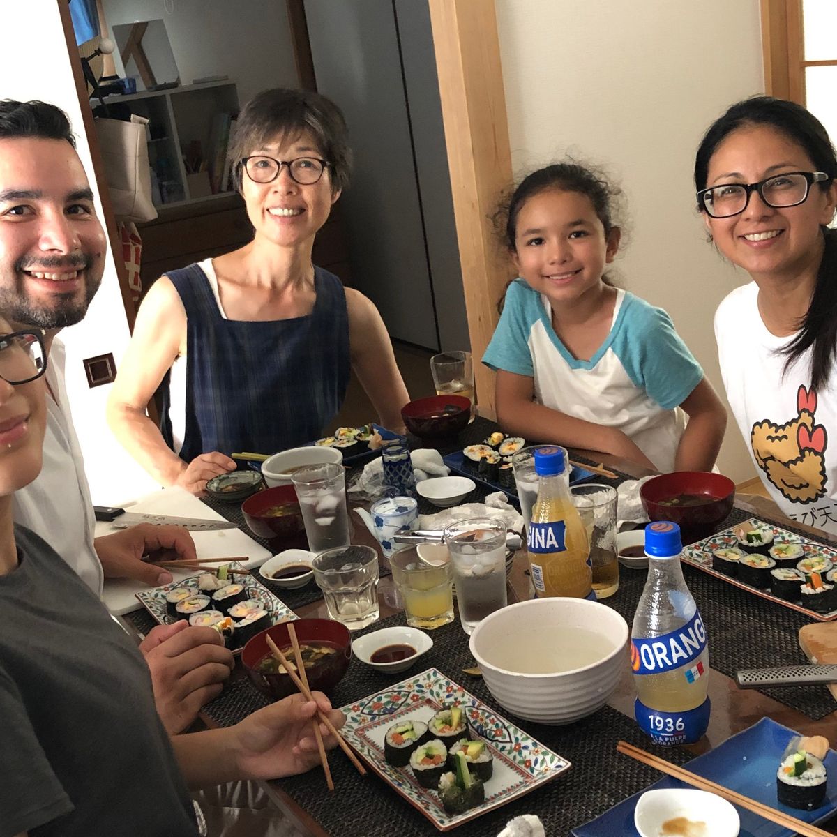 Praktischer Kurs zur Zubereitung von gerolltem Sushi und Sake-Verkostung