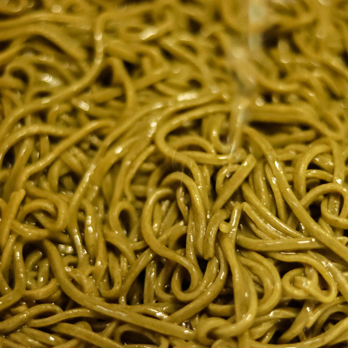 Préparation d'authentiques Cha Soba au Sencha à Kyoto