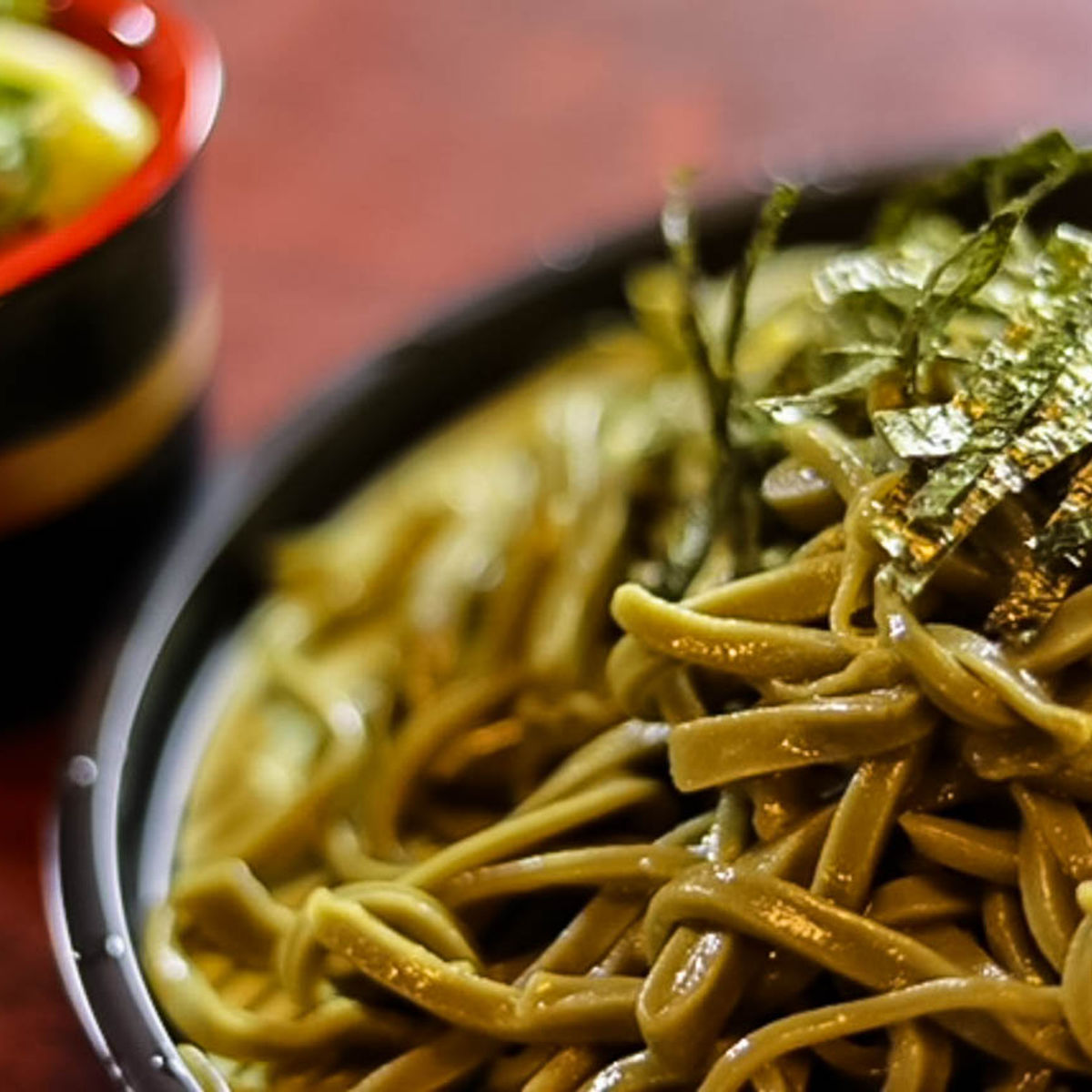 Préparation d'authentiques Cha Soba au Sencha à Kyoto