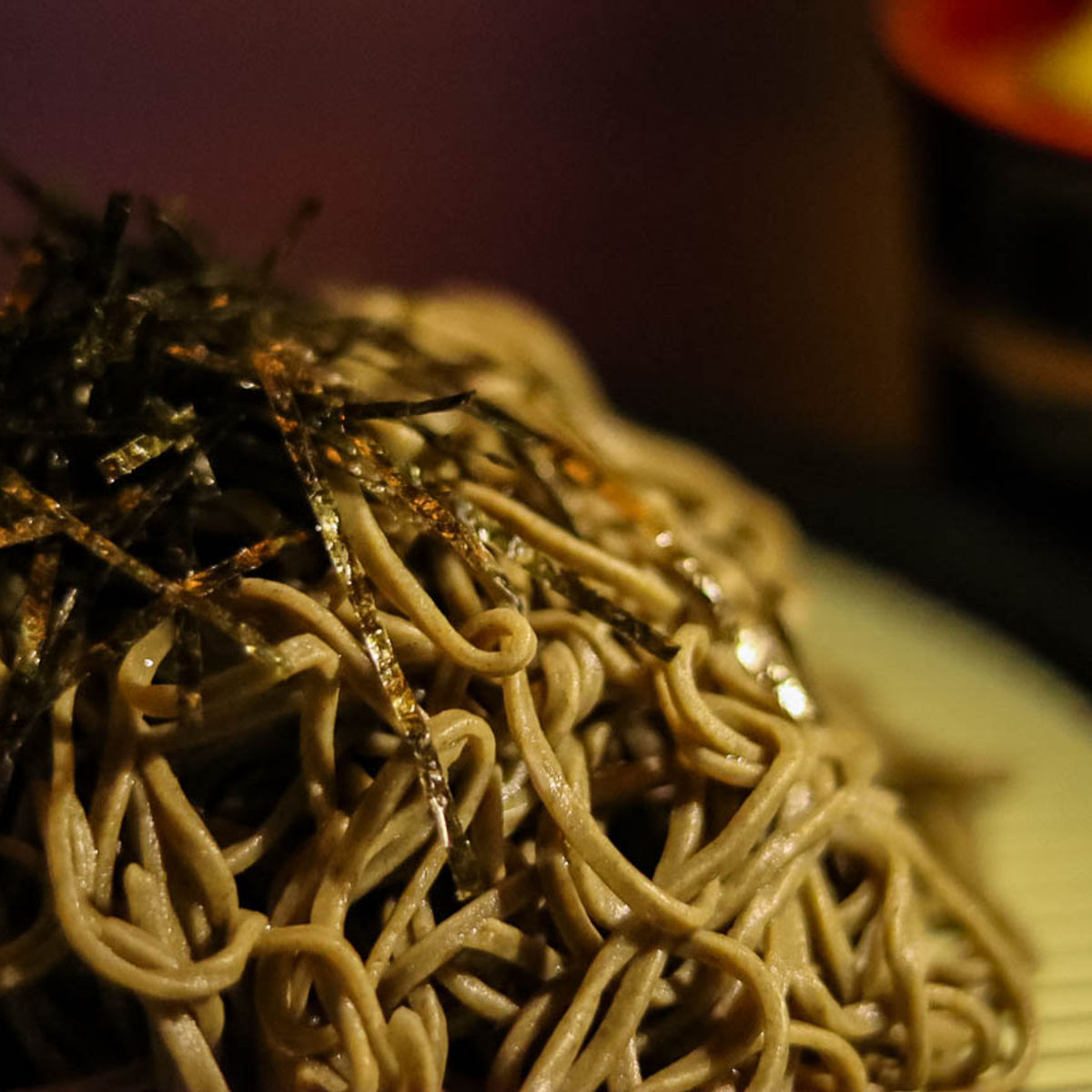 Préparation d'authentiques Cha Soba au Sencha à Kyoto
