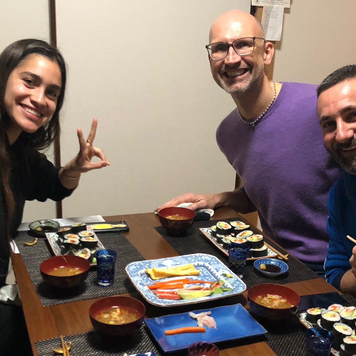 Praktischer Kurs zur Zubereitung von gerolltem Sushi und Sake-Verkostung