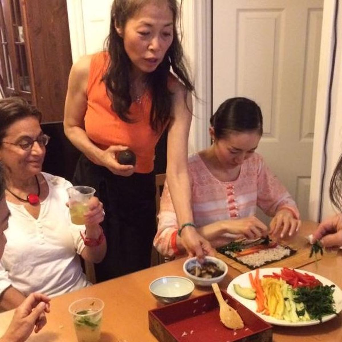 Praktischer Kurs zur Zubereitung von gerolltem Sushi und Sake-Verkostung