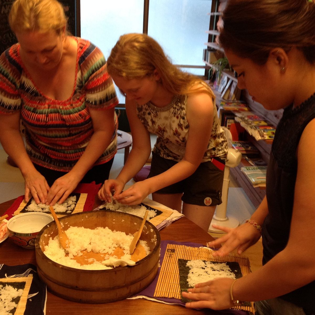 Praktischer Kurs zur Zubereitung von gerolltem Sushi und Sake-Verkostung