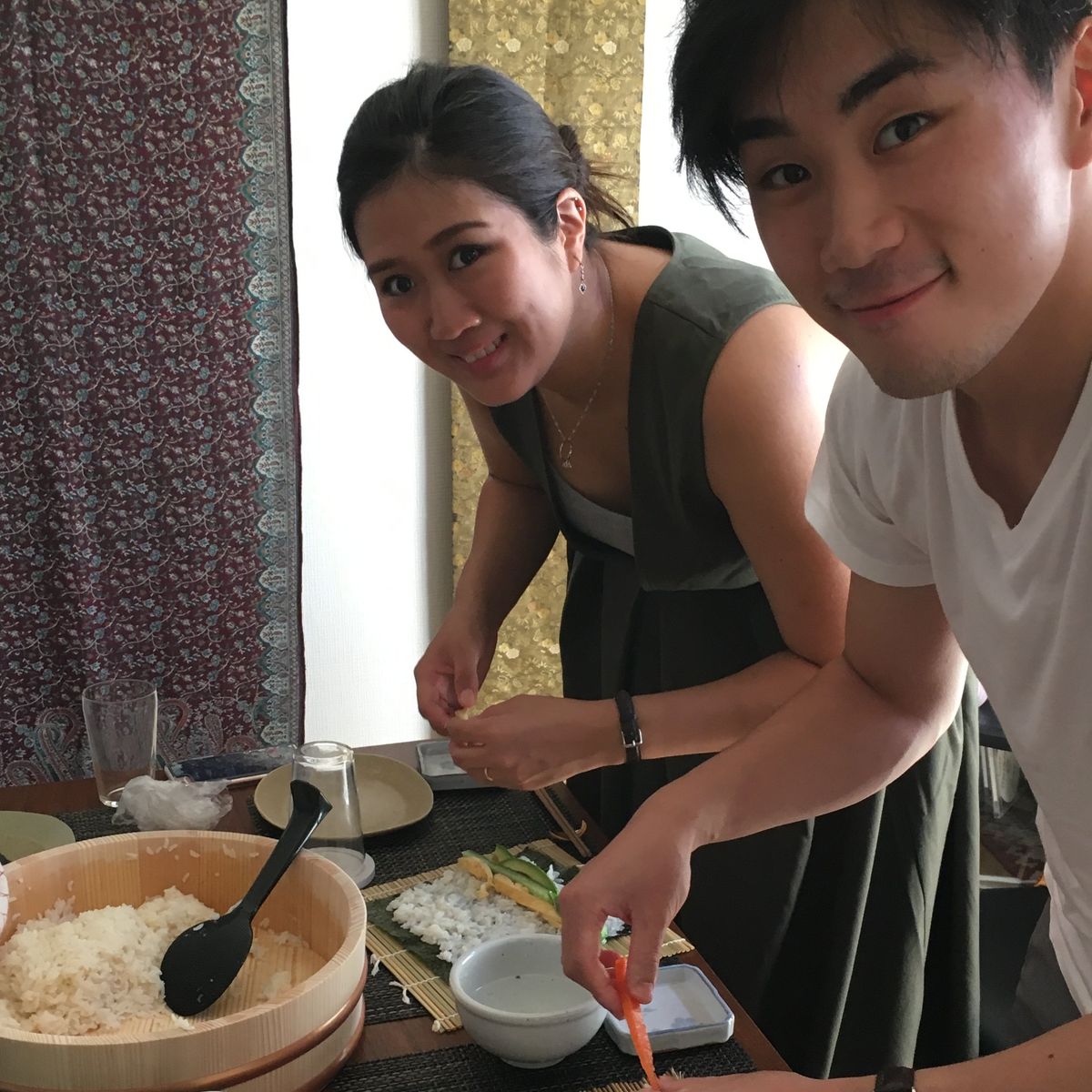 Praktischer Kurs zur Zubereitung von gerolltem Sushi und Sake-Verkostung