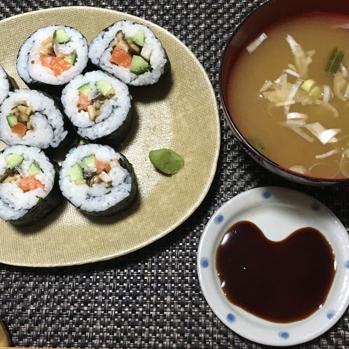 Praktischer Kurs zur Zubereitung von gerolltem Sushi und Sake-Verkostung