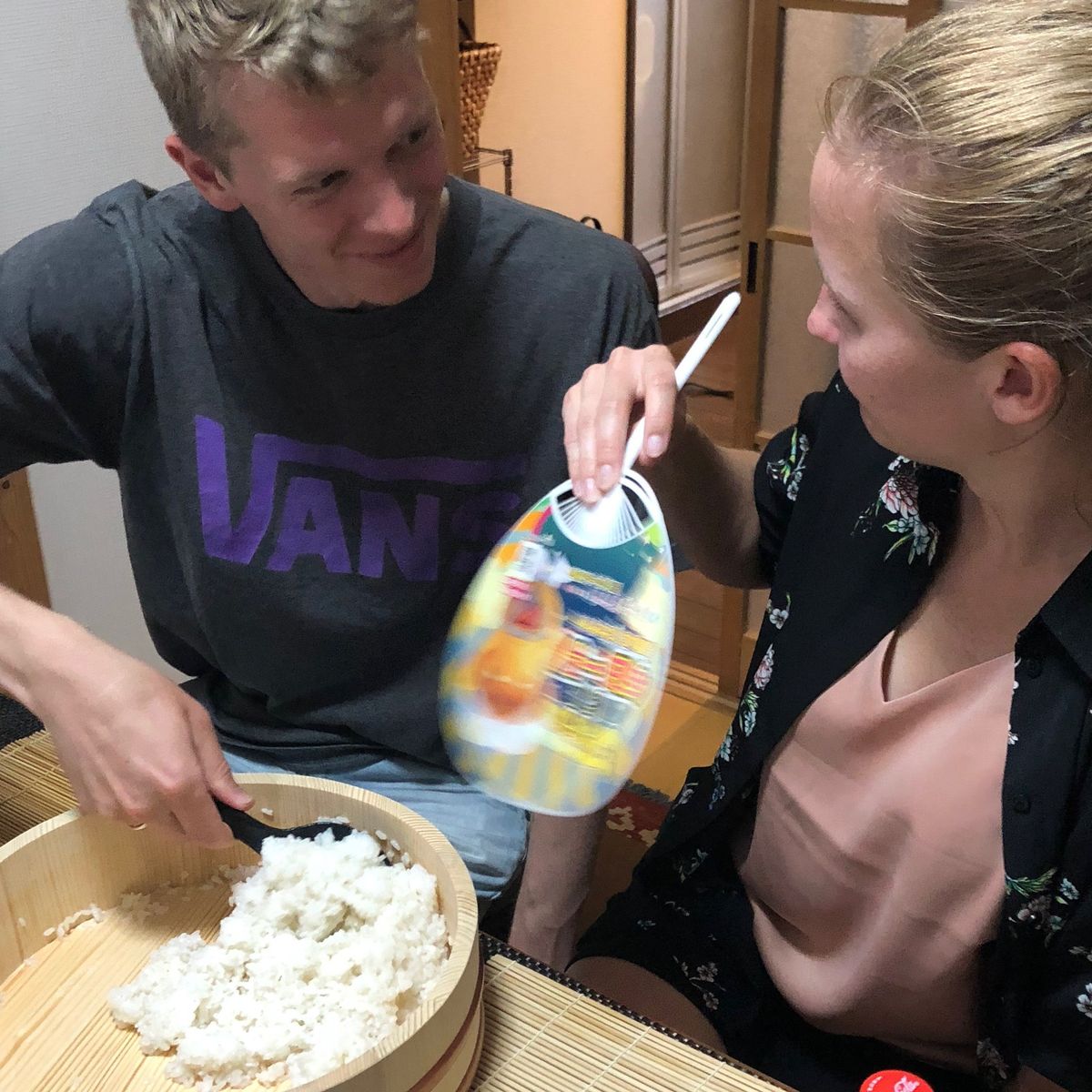 Praktischer Kurs zur Zubereitung von gerolltem Sushi und Sake-Verkostung