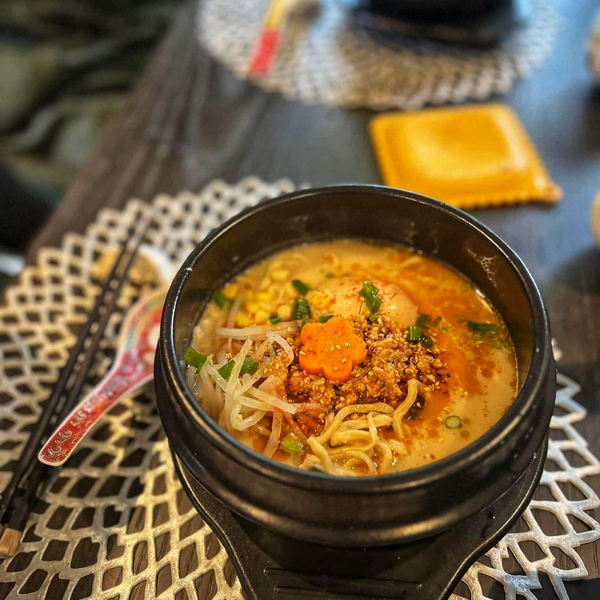 Lerne, Tokios legendäres Ramen von Grund auf selbst zuzubereiten – inklusive Brühe