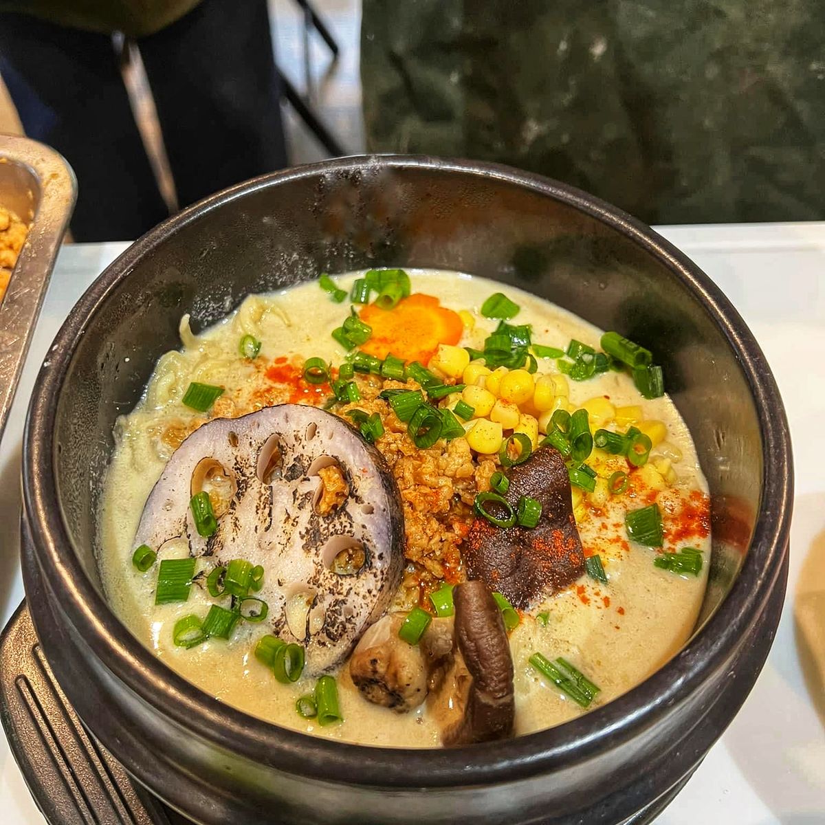 Lerne, Tokios legendäres Ramen von Grund auf selbst zuzubereiten – inklusive Brühe