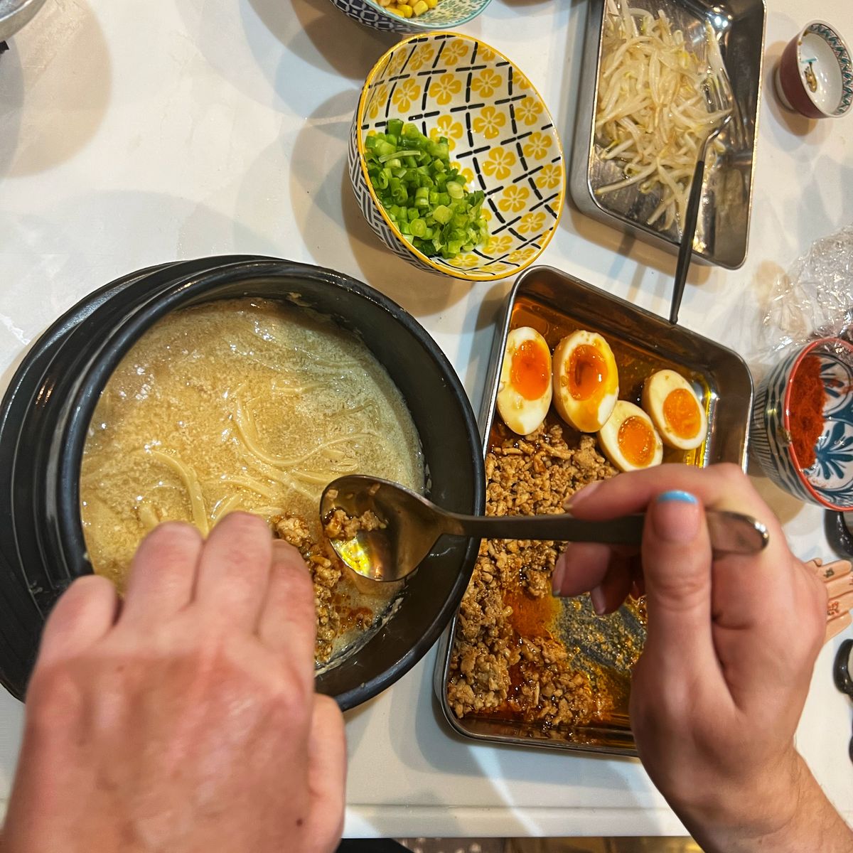 Lerne, Tokios legendäres Ramen von Grund auf selbst zuzubereiten – inklusive Brühe