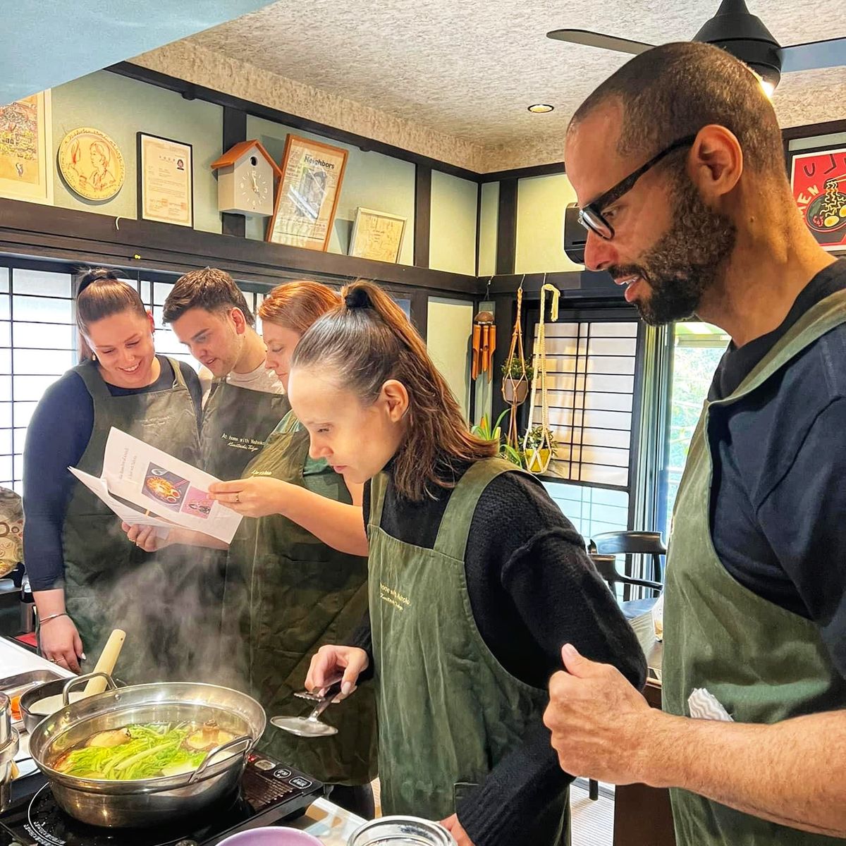 Lerne, Tokios legendäres Ramen von Grund auf selbst zuzubereiten – inklusive Brühe