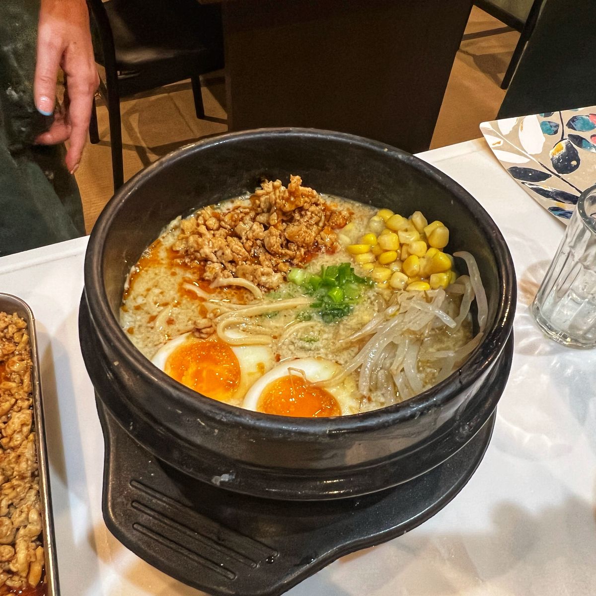 Lerne, Tokios legendäres Ramen von Grund auf selbst zuzubereiten – inklusive Brühe
